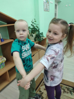 В музыкальном зале Музыка живёт... (группа " Капелька") В музыкальном зале Музыка живёт... (группа " Капелька").