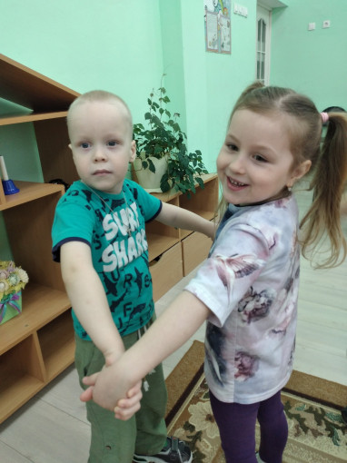 В музыкальном зале Музыка живёт... (группа " Капелька") В музыкальном зале Музыка живёт... (группа " Капелька").